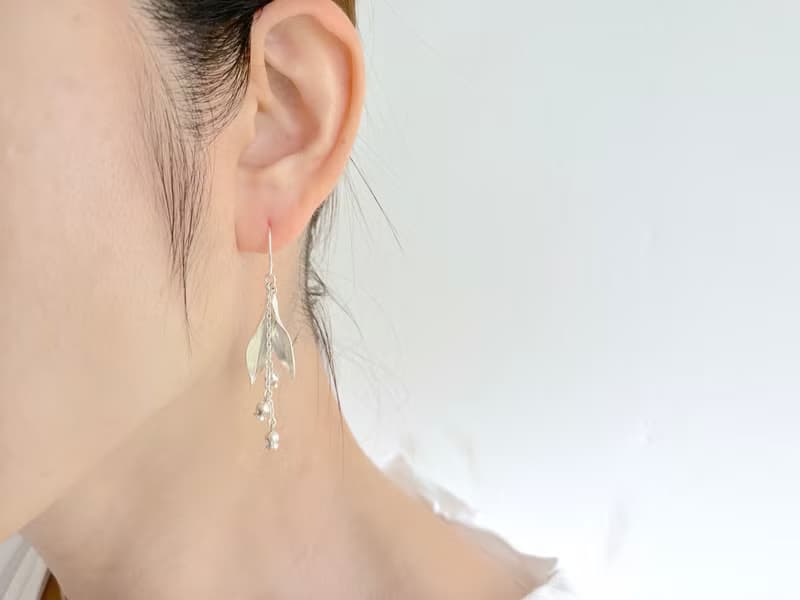 揺れるリーフとすずらんのピアス