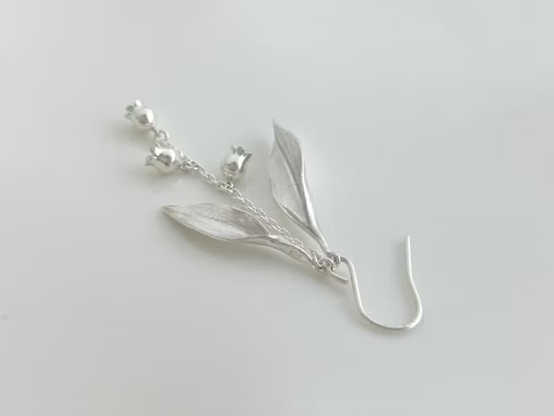揺れるリーフとすずらんのピアス