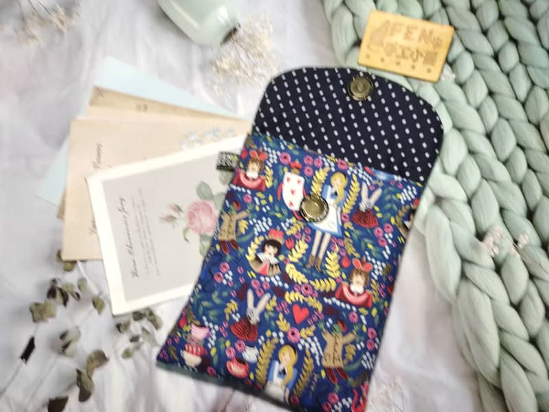 袋物系列-美國設計師限量布燙金愛麗絲收納袋-7.8吋電子書保護套