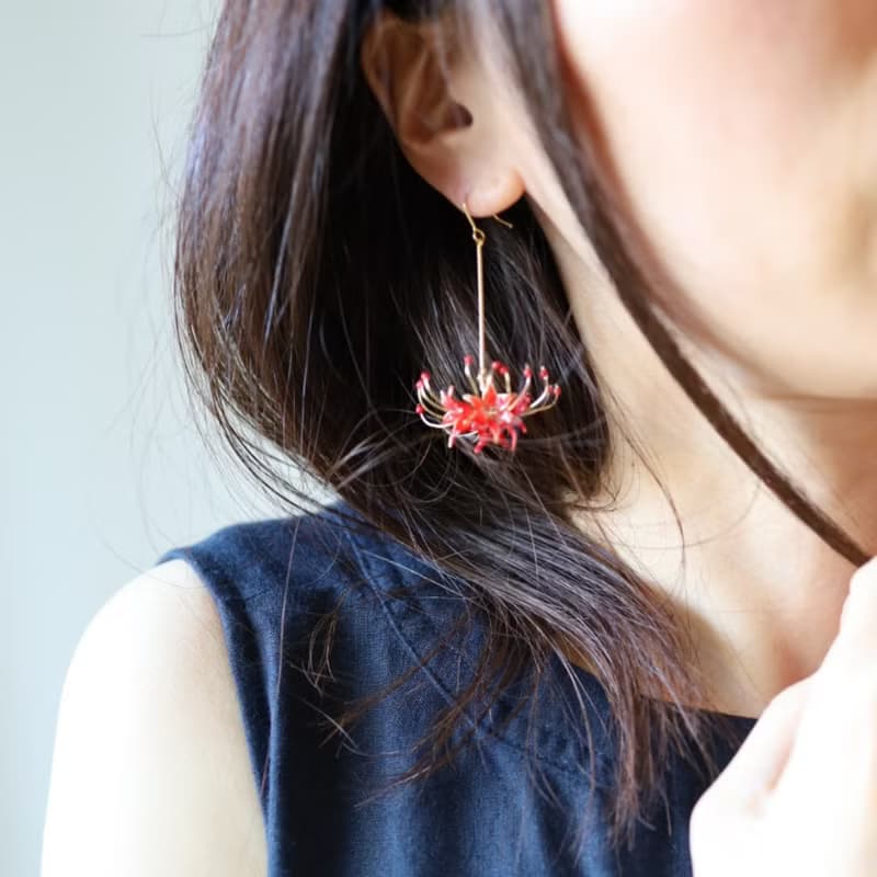 彼岸花のシャンデリアピアス/イヤリング