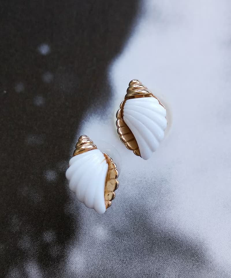 Vintage Jewelry 西洋古董飾品 AVON  小巧 清涼小白貝 針式耳環