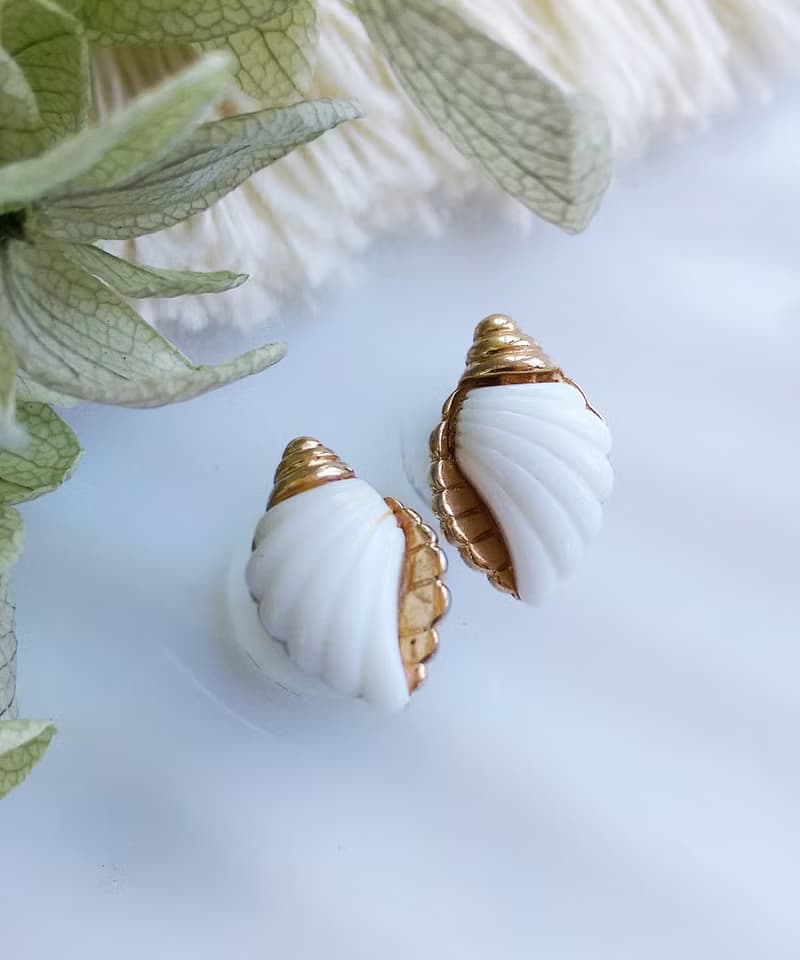 Vintage Jewelry 西洋古董飾品 AVON  小巧 清涼小白貝 針式耳環