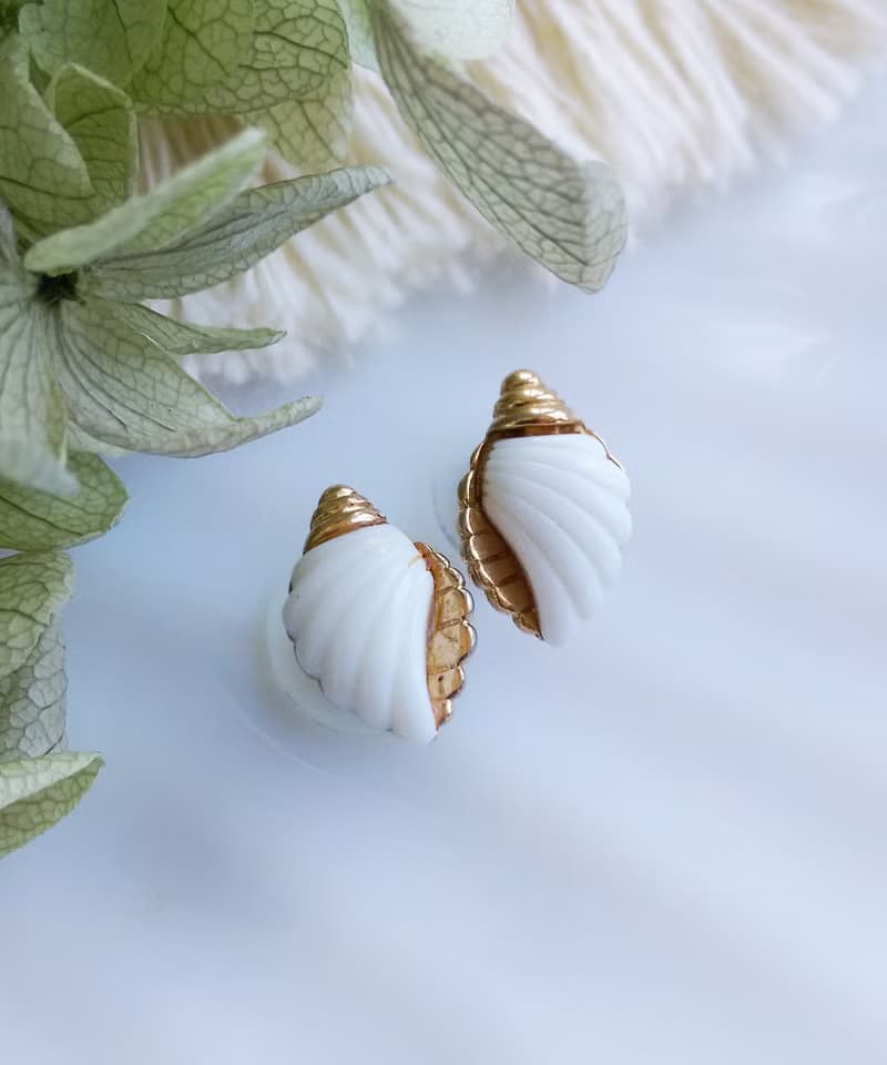 Vintage Jewelry 西洋古董飾品 AVON  小巧 清涼小白貝 針式耳環