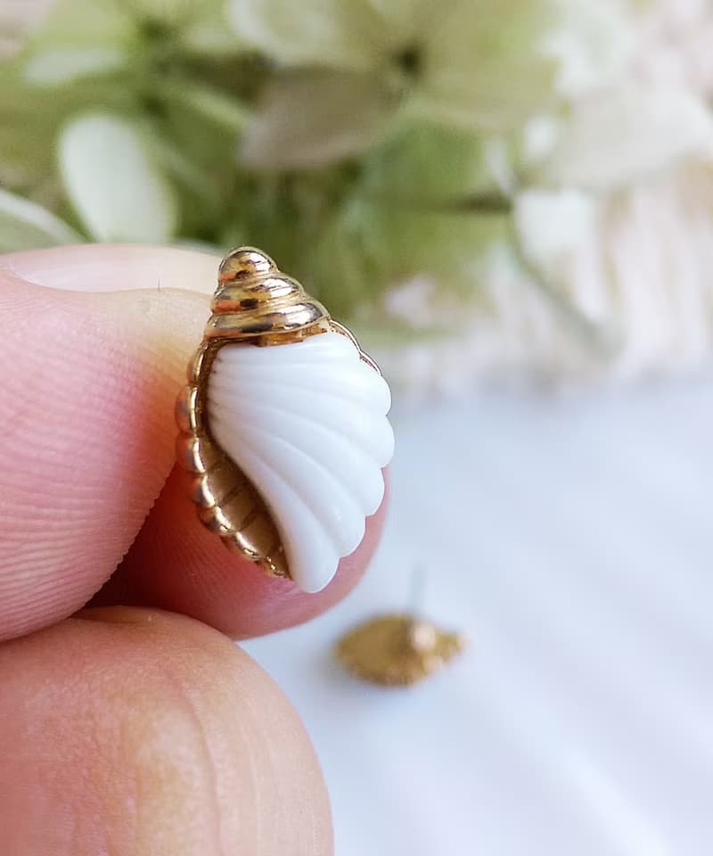 Vintage Jewelry 西洋古董飾品 AVON  小巧 清涼小白貝 針式耳環