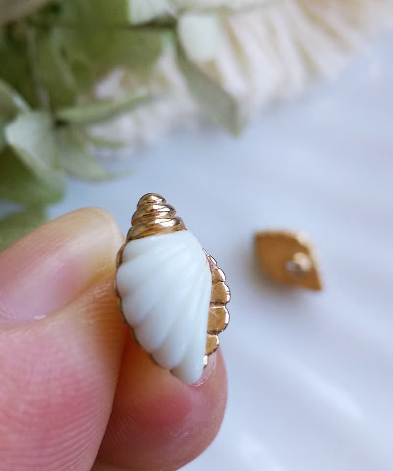 Vintage Jewelry 西洋古董飾品 AVON  小巧 清涼小白貝 針式耳環