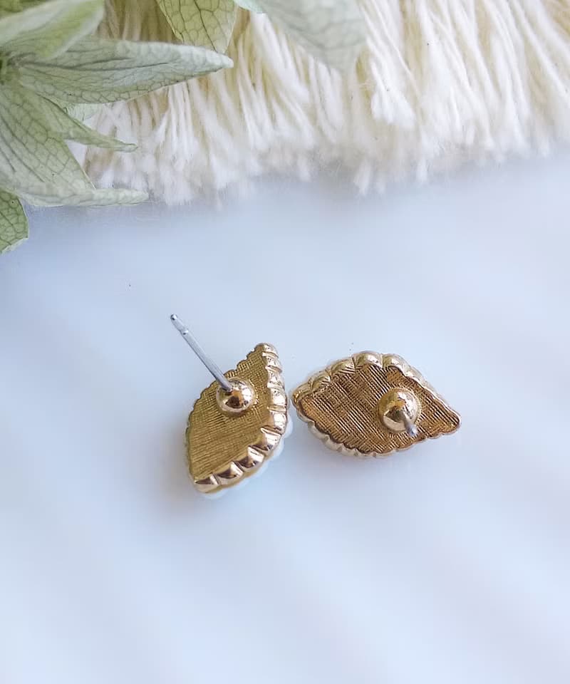Vintage Jewelry 西洋古董飾品 AVON  小巧 清涼小白貝 針式耳環