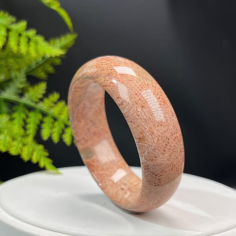 精品 粉色珊瑚玉手鐲 57MM 冰潤高瓷玉化 大花鳳尾紋 脈輪異性緣