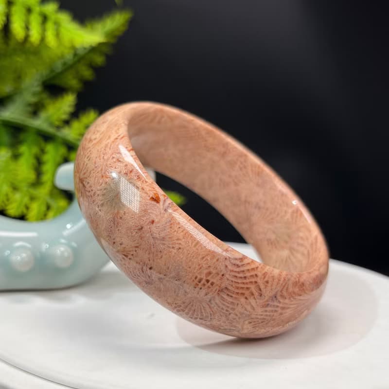 精品 粉色珊瑚玉手鐲 57MM 冰潤高瓷玉化 大花鳳尾紋 脈輪異性緣
