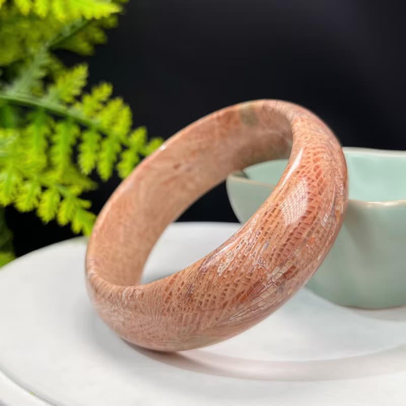 精品 粉色珊瑚玉手鐲 57MM 冰潤高瓷玉化 大花鳳尾紋 脈輪異性緣