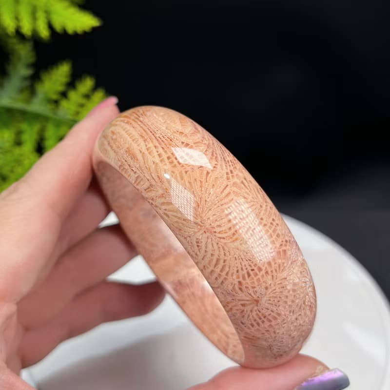 精品 粉色珊瑚玉手鐲 57MM 冰潤高瓷玉化 大花鳳尾紋 脈輪異性緣