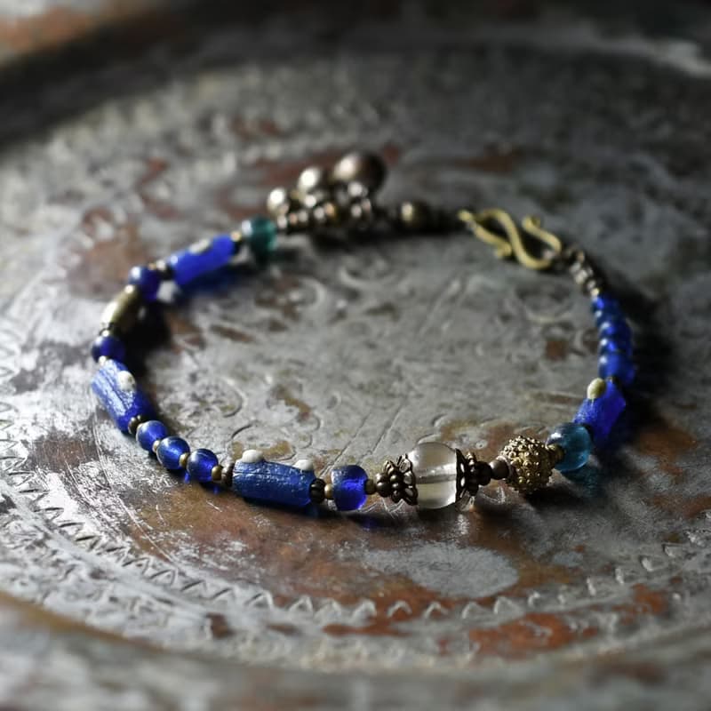 アンティーククリアビーズ、モザイク模様ローマングラスとアンティークブルービーズ、ブラスビーズ、民族鈴のブレス