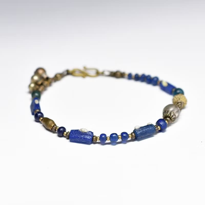 アンティーククリアビーズ、モザイク模様ローマングラスとアンティークブルービーズ、ブラスビーズ、民族鈴のブレス