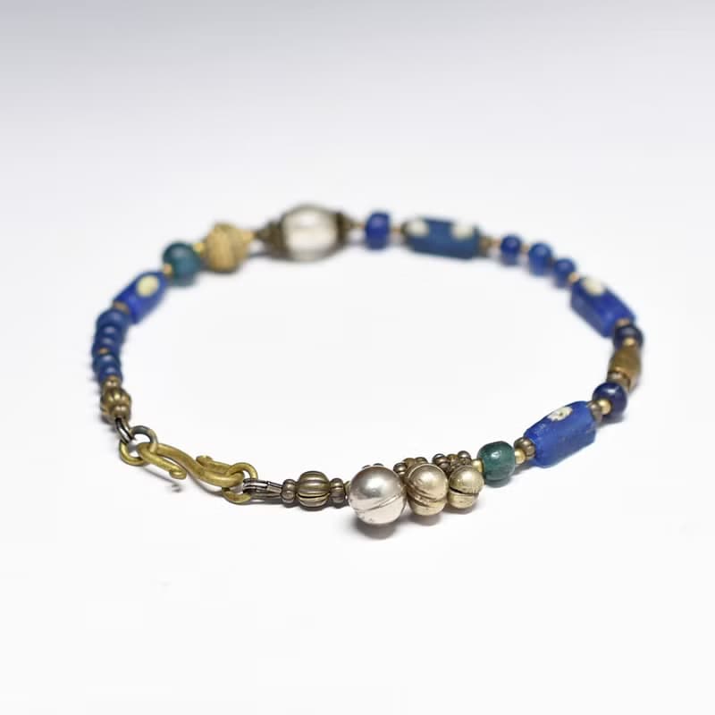 アンティーククリアビーズ、モザイク模様ローマングラスとアンティークブルービーズ、ブラスビーズ、民族鈴のブレス