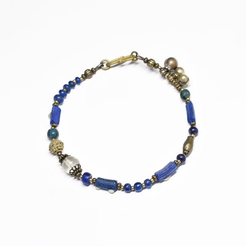 アンティーククリアビーズ、モザイク模様ローマングラスとアンティークブルービーズ、ブラスビーズ、民族鈴のブレス