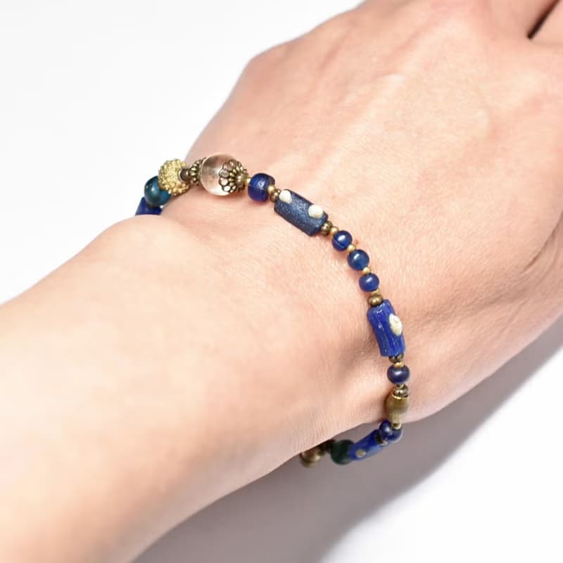 アンティーククリアビーズ、モザイク模様ローマングラスとアンティークブルービーズ、ブラスビーズ、民族鈴のブレス