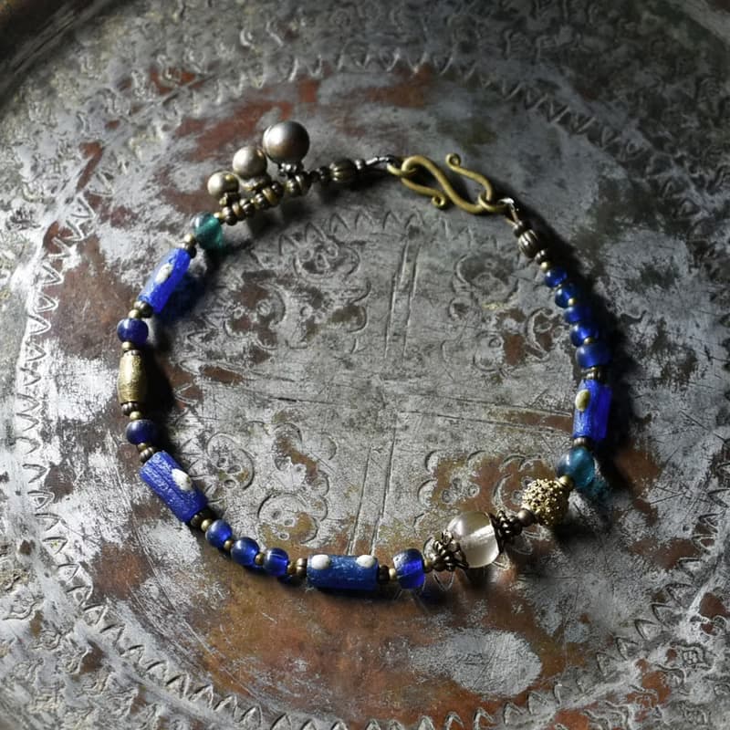 アンティーククリアビーズ、モザイク模様ローマングラスとアンティークブルービーズ、ブラスビーズ、民族鈴のブレス