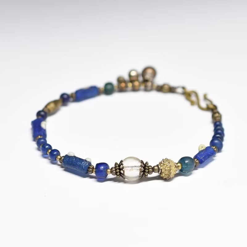 アンティーククリアビーズ、モザイク模様ローマングラスとアンティークブルービーズ、ブラスビーズ、民族鈴のブレス