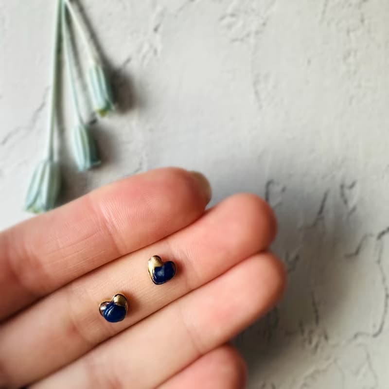 【再販】ハート ラピスラズリ 金継ぎ ピアス ノンホールピアス イヤリング 天然石 ブルー 青 ゴールド 金 小ぶり 小さい 極小 シンプル ギフト 贈り物
