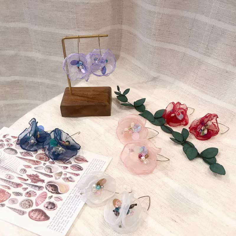 手作刺繡//九重葛花球輕透珠繡耳環//可改夾式