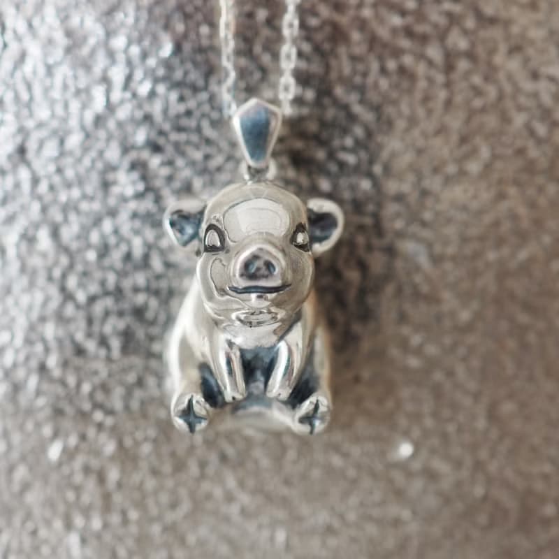 お座り子豚Silverペンダント
