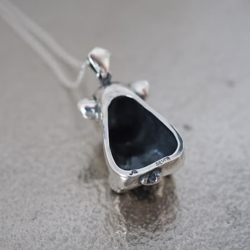 お座り子豚Silverペンダント