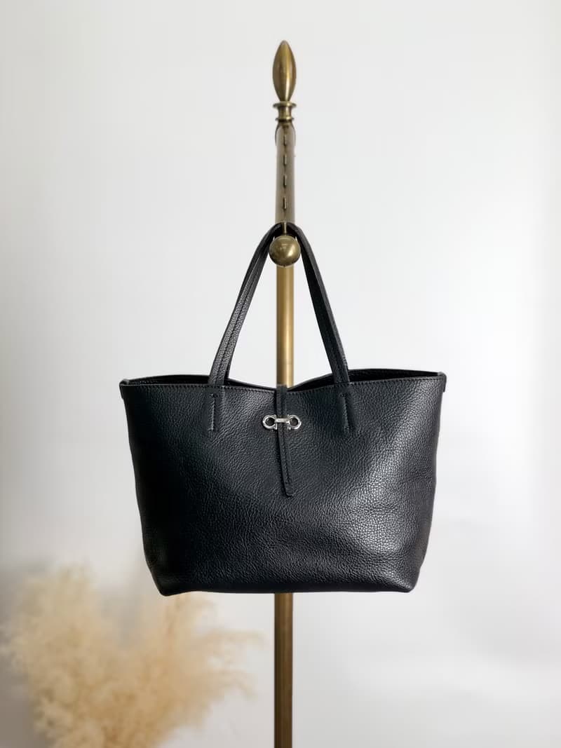 【 日本直送　名牌中古包 】Salvatore Ferragamo サルヴァトーレ フェラガモ トートバッグ ブラック ガンチーニ レザー anw36v