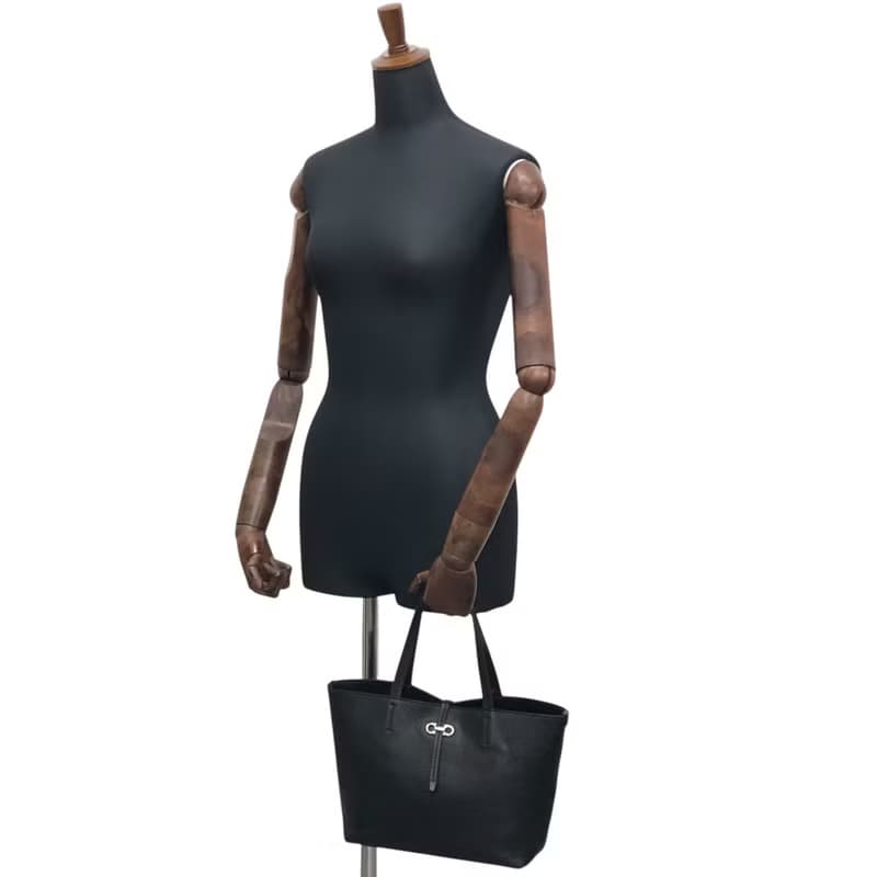 【 日本直送　名牌中古包 】Salvatore Ferragamo サルヴァトーレ フェラガモ トートバッグ ブラック ガンチーニ レザー anw36v