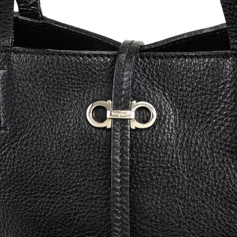 【 日本直送　名牌中古包 】Salvatore Ferragamo サルヴァトーレ フェラガモ トートバッグ ブラック ガンチーニ レザー anw36v