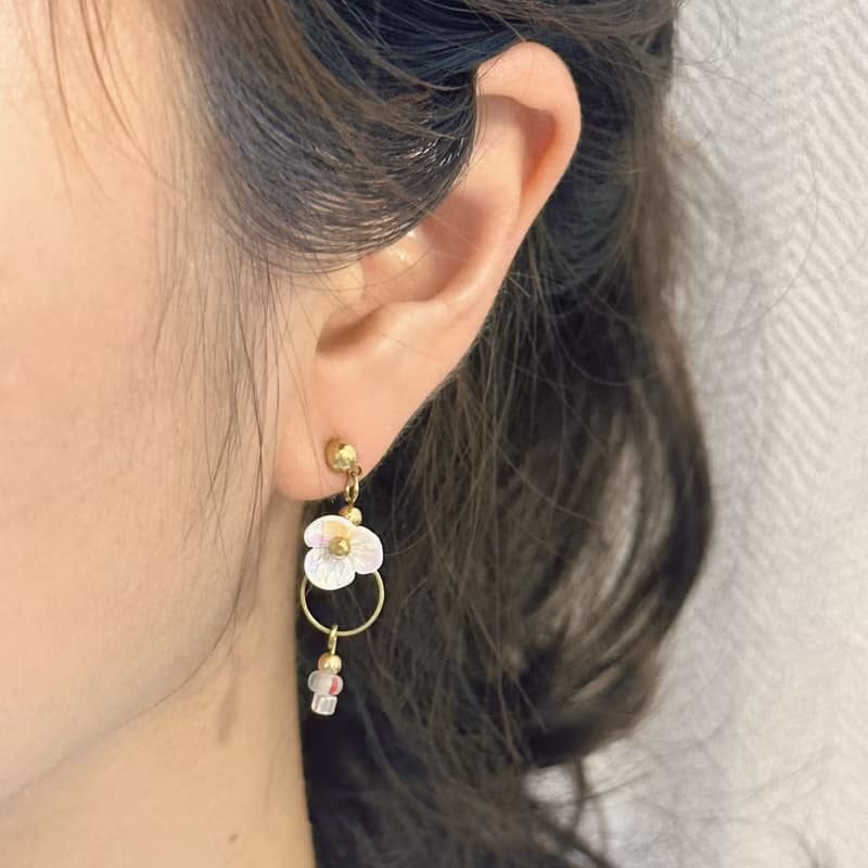 老林雜貨 | 不對稱小花耳環 (針式 / 夾式)