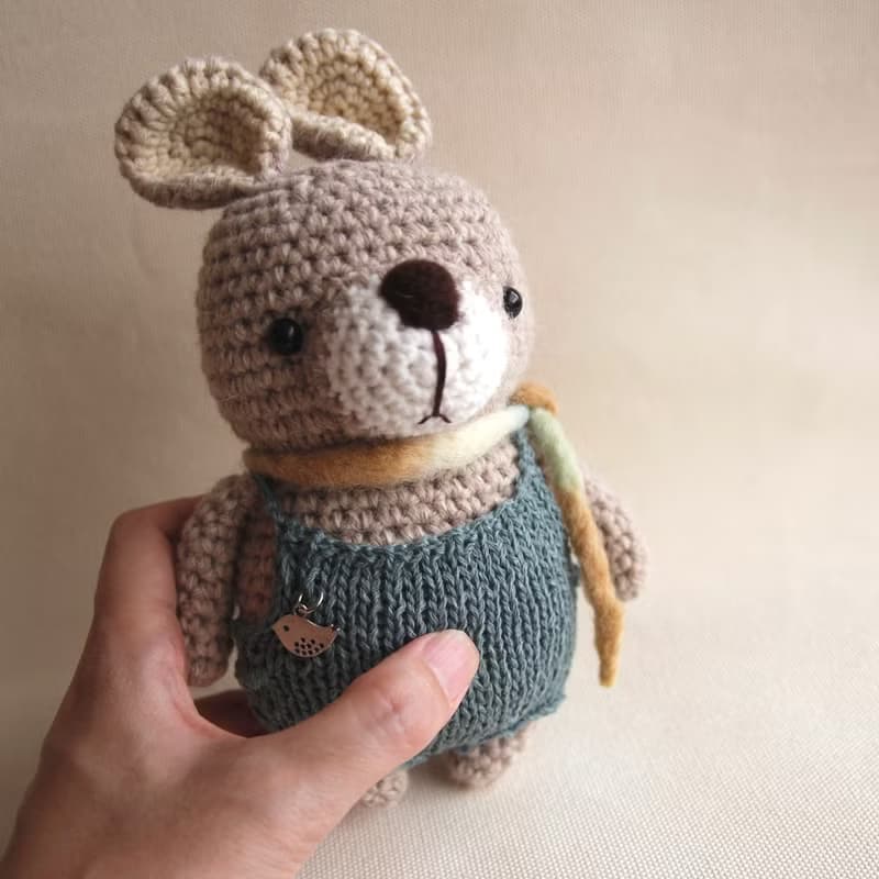 毛線娃娃動物 手作玩偶 羊毛氈 莫蘭迪綠吊帶褲圍巾寵物 淺棕色