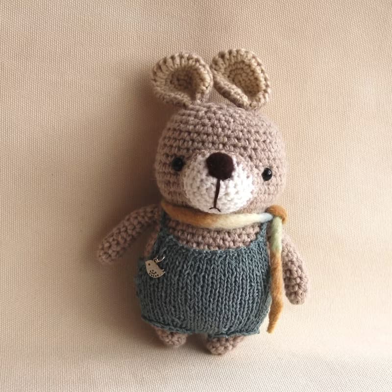 毛線娃娃動物 手作玩偶 羊毛氈 莫蘭迪綠吊帶褲圍巾寵物 淺棕色