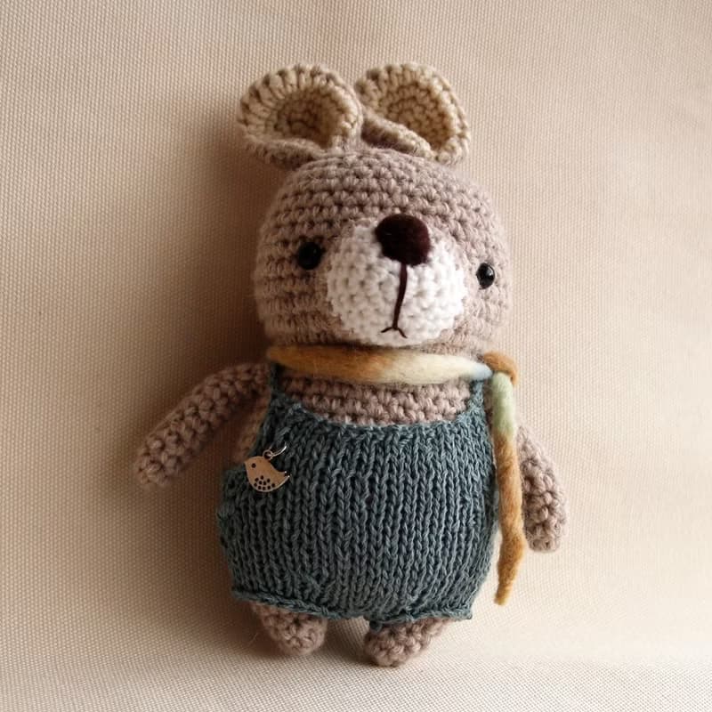 毛線娃娃動物 手作玩偶 羊毛氈 莫蘭迪綠吊帶褲圍巾寵物 淺棕色