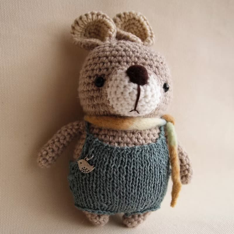 毛線娃娃動物 手作玩偶 羊毛氈 莫蘭迪綠吊帶褲圍巾寵物 淺棕色