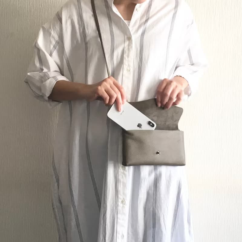 牛シュリンクレザーと牛床ベロアのシンプルお財布ショルダー【モカ】