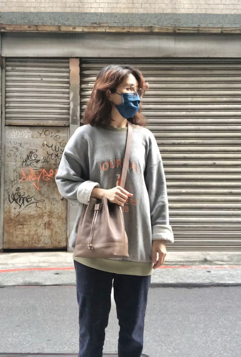 同色拼接款水桶包 / 斜背包 Color: 藕灰 Size: S  植鞣牛皮製