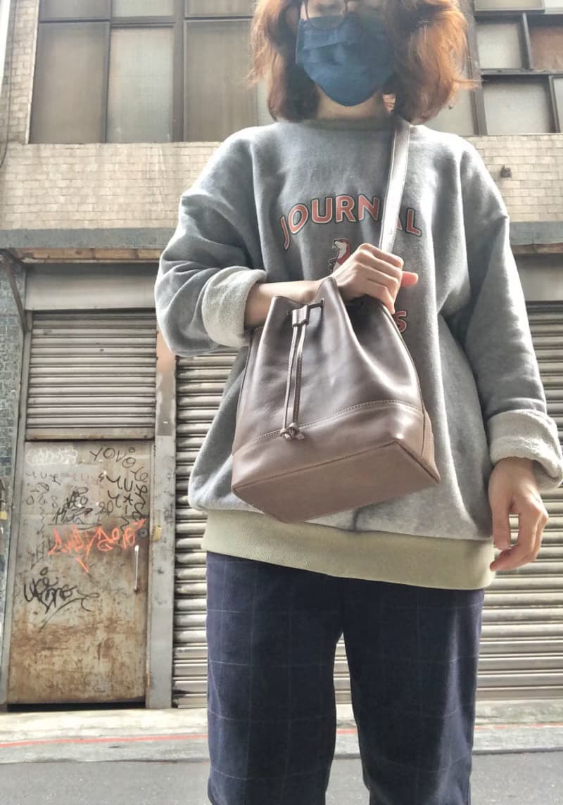 同色拼接款水桶包 / 斜背包 Color: 藕灰 Size: S  植鞣牛皮製