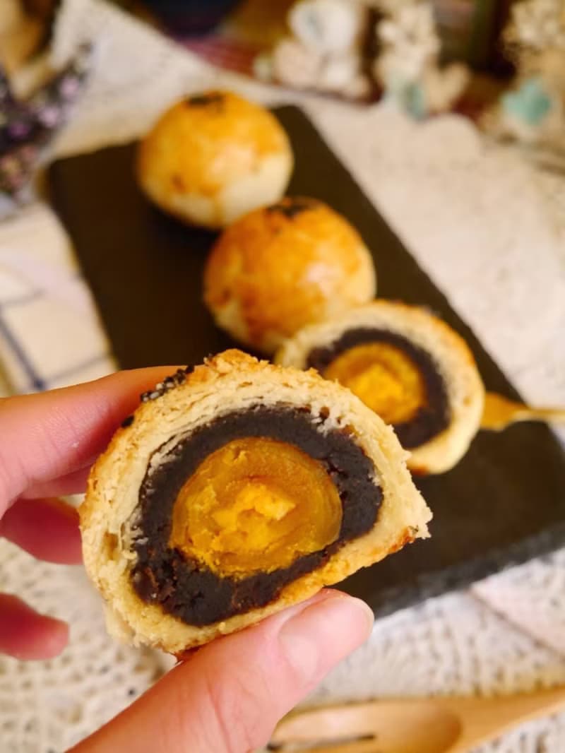 中秋限定─半月蛋黃酥(一盒六入)