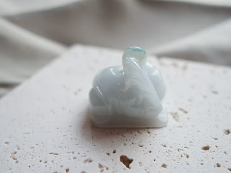 玉跪人・翡翠・緬甸玉 ・天然石
