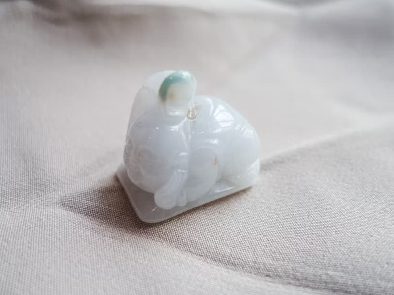 玉跪人・翡翠・緬甸玉 ・天然石