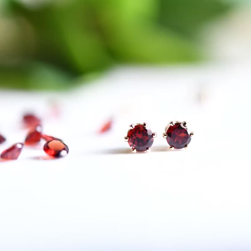 ガーネットの赤いスタッドピアス 4mm 1月誕生石 14KGF
