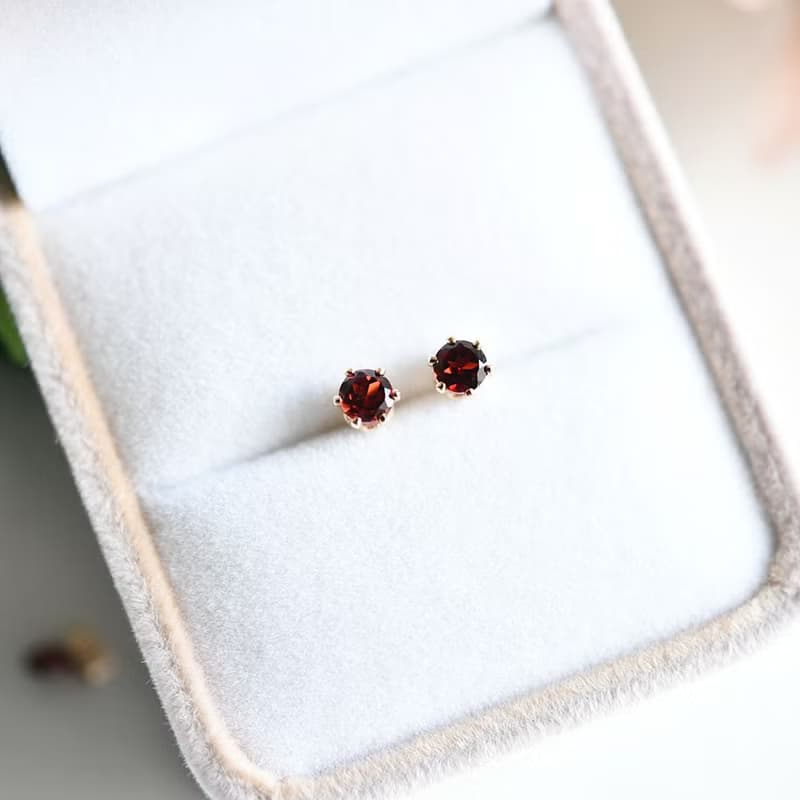 ガーネットの赤いスタッドピアス 4mm 1月誕生石 14KGF