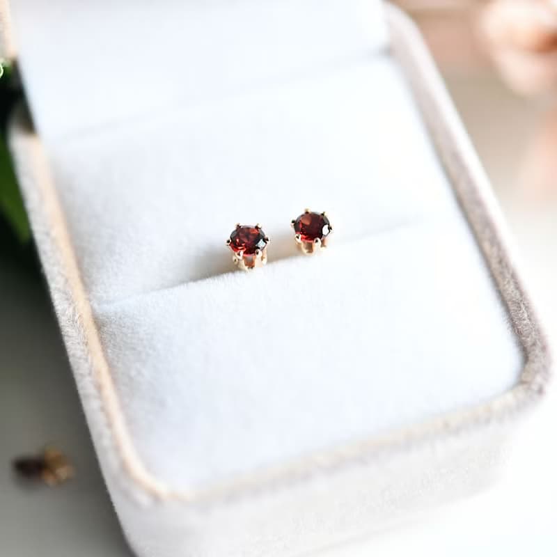 ガーネットの赤いスタッドピアス 4mm 1月誕生石 14KGF