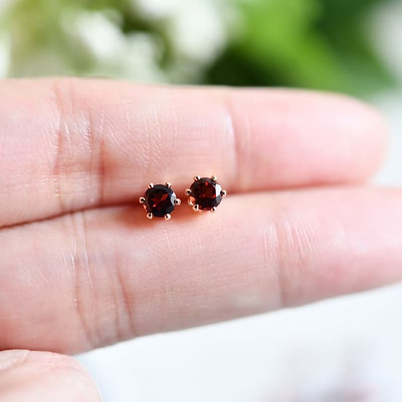 ガーネットの赤いスタッドピアス 4mm 1月誕生石 14KGF