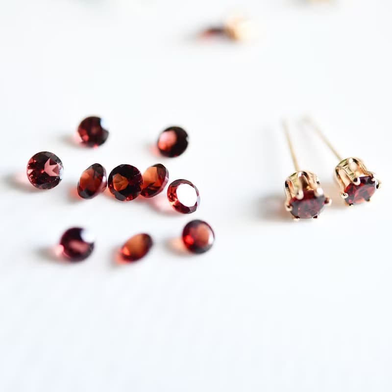 ガーネットの赤いスタッドピアス 4mm 1月誕生石 14KGF
