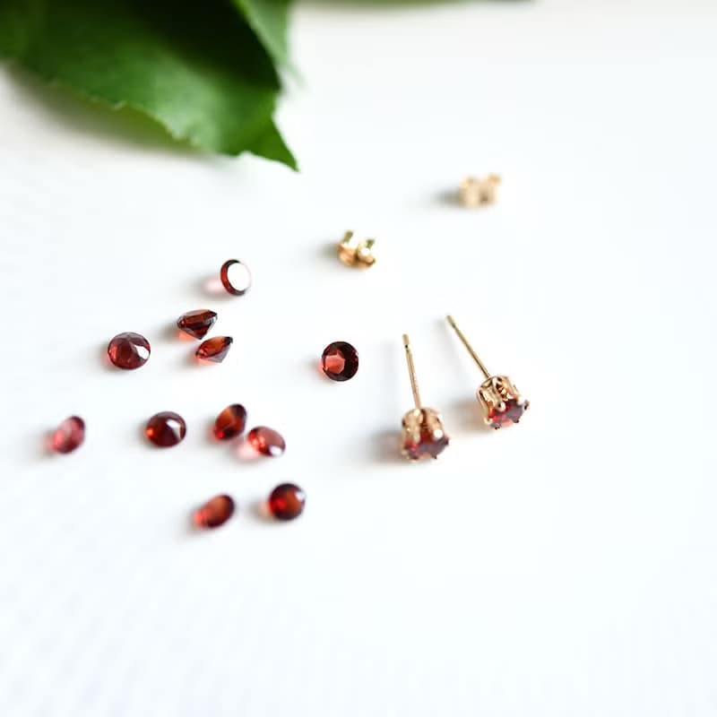 ガーネットの赤いスタッドピアス 4mm 1月誕生石 14KGF