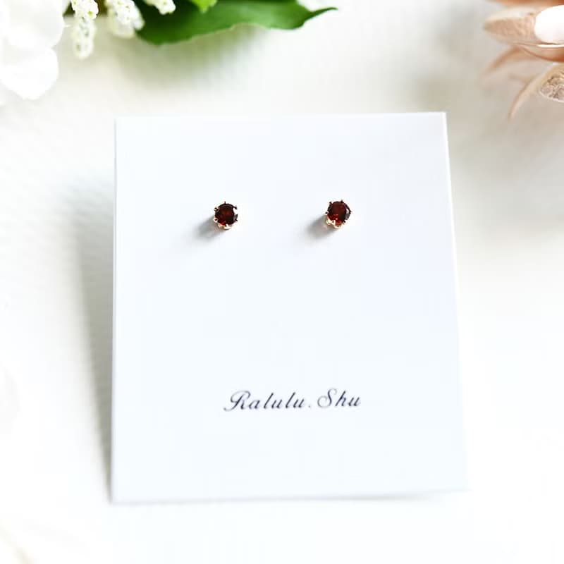ガーネットの赤いスタッドピアス 4mm 1月誕生石 14KGF