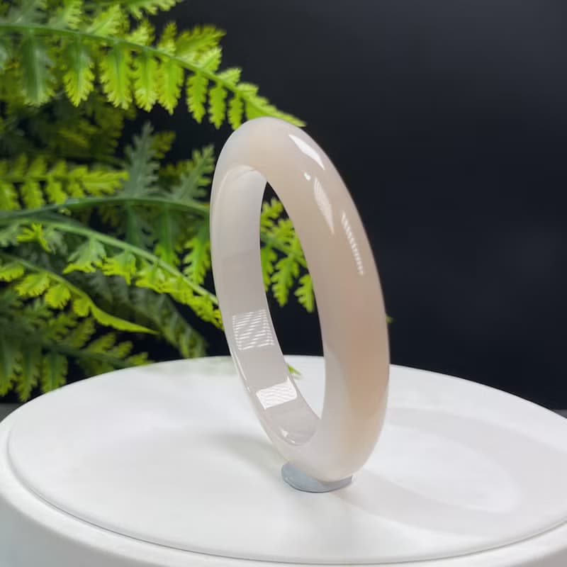 精品 溏心瑪瑙手镯 58MM 冰潤粉白飄淺蜂蜜糖 玉髓手環 脈輪魅力