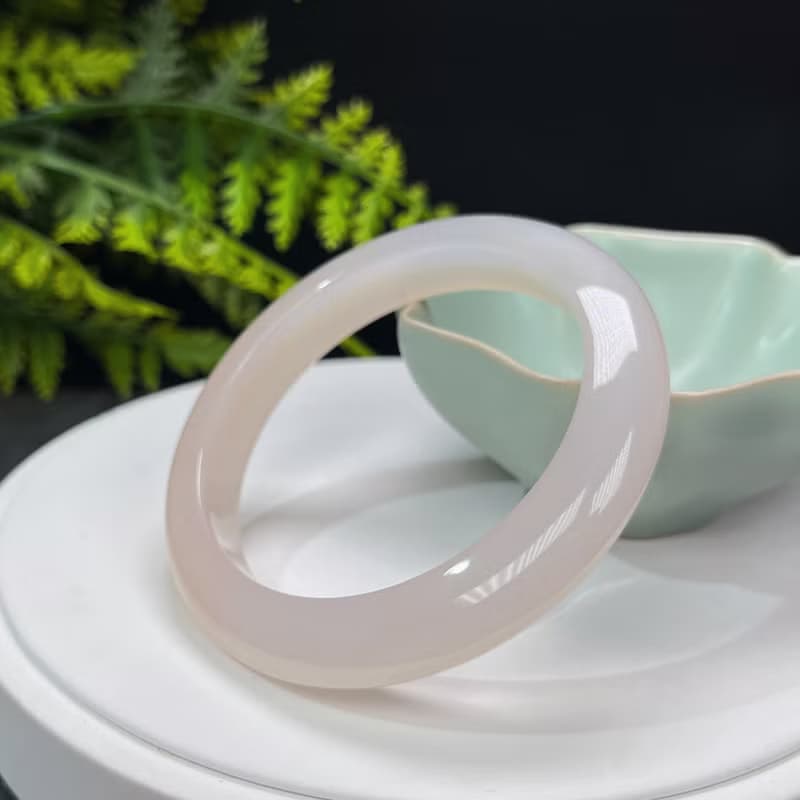 精品 溏心瑪瑙手镯 58MM 冰潤粉白飄淺蜂蜜糖 玉髓手環 脈輪魅力