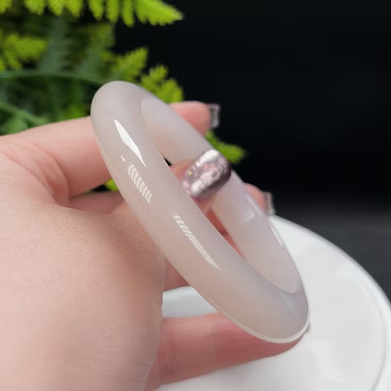 精品 溏心瑪瑙手镯 58MM 冰潤粉白飄淺蜂蜜糖 玉髓手環 脈輪魅力