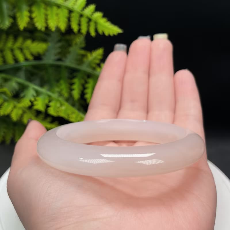 精品 溏心瑪瑙手镯 58MM 冰潤粉白飄淺蜂蜜糖 玉髓手環 脈輪魅力
